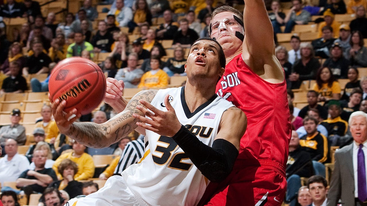 Brown lifts Missouri over Davidson 85-77